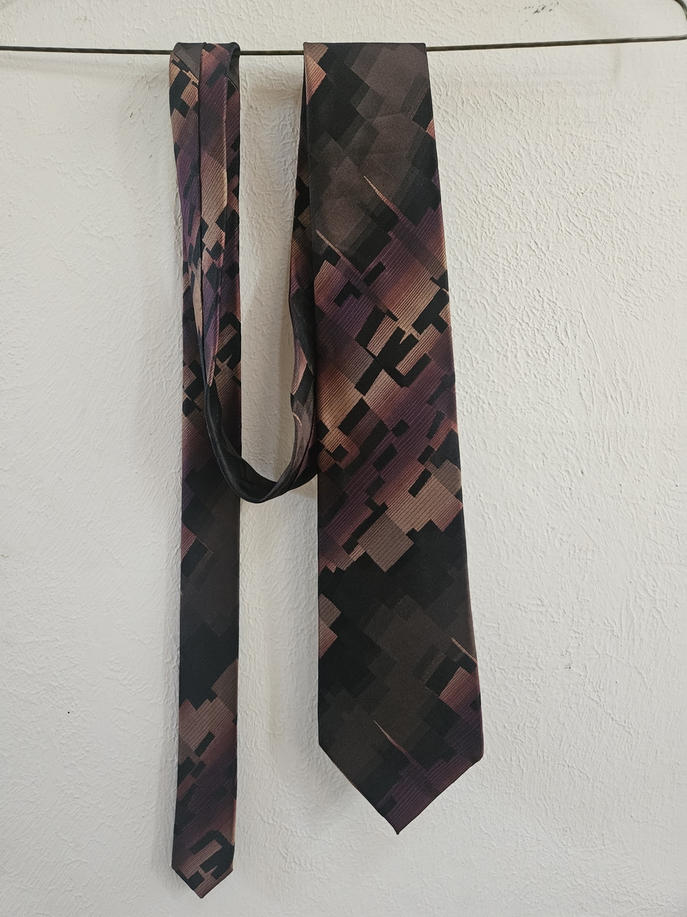 Vintage Men's Patterned 100% Silk Tie in Black and Brown Covington